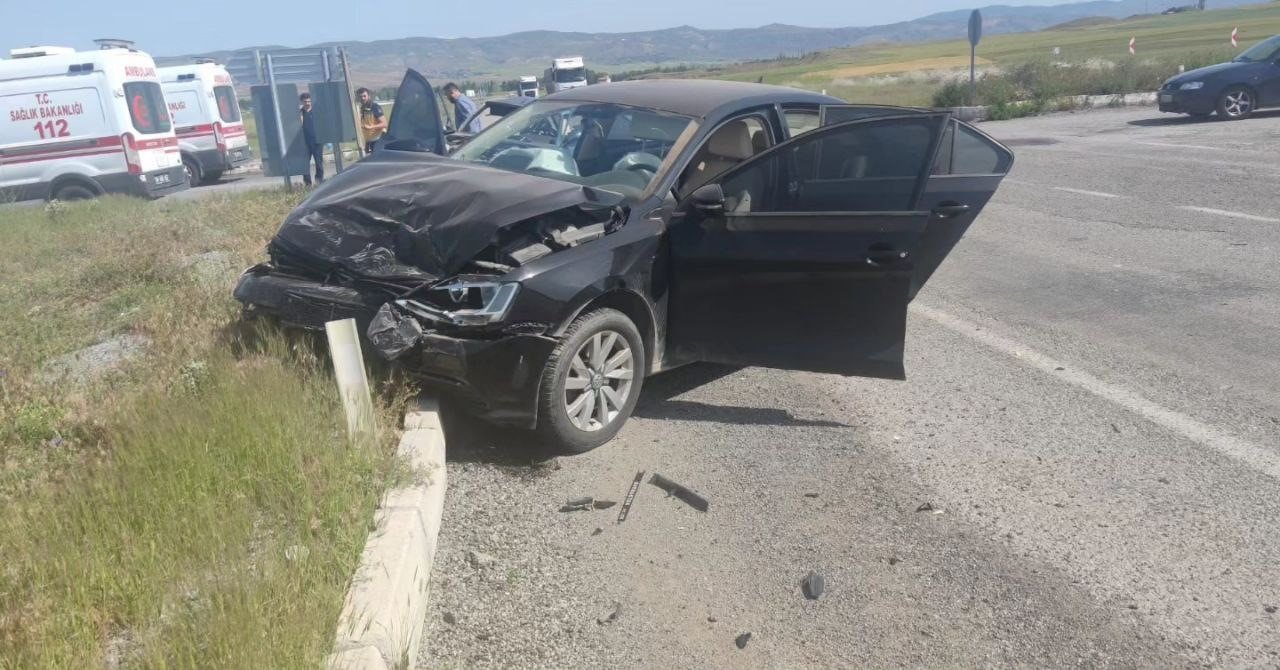 Dikkatsizlik kazaya neden oldu 3 yaralı