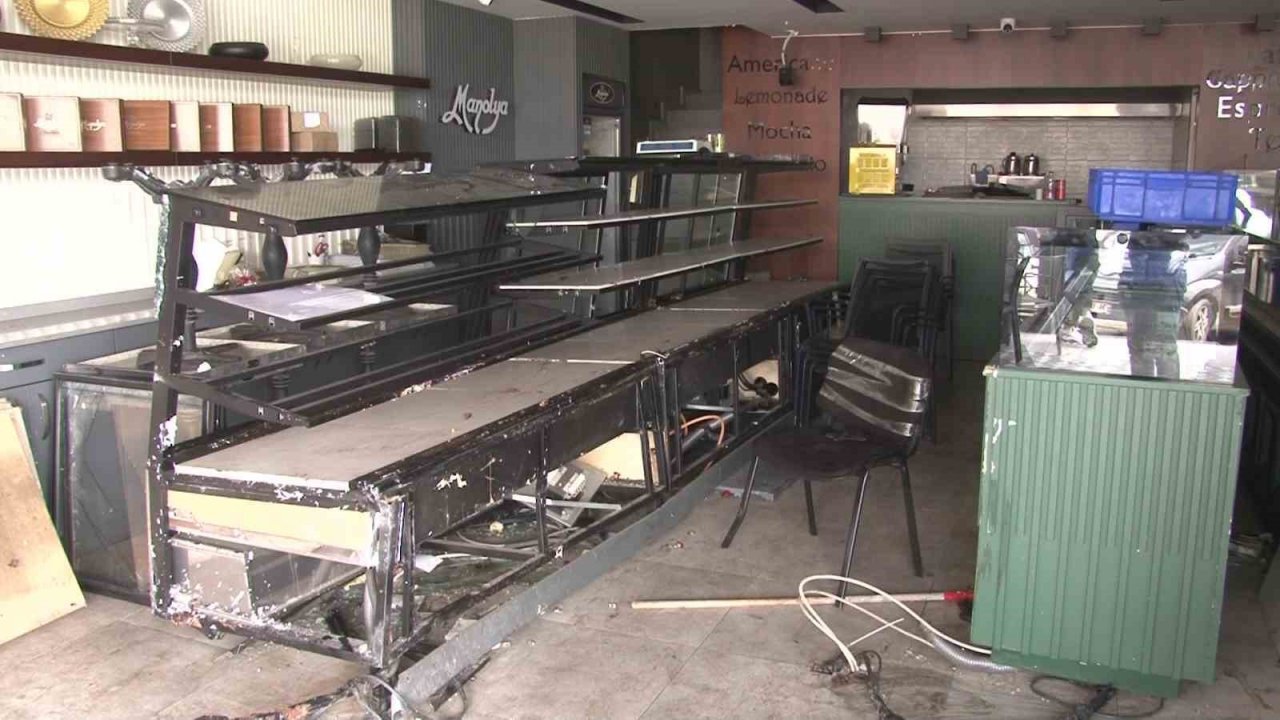 Çekmeköy’de kontrolden çıkan cipin pastaneye daldığı anlar kameraya yansıdı