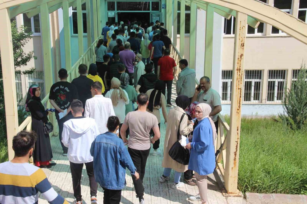 YKS heyecanı zamanla yaşına dönüştü, geç kalanların hayali seneye kaldı