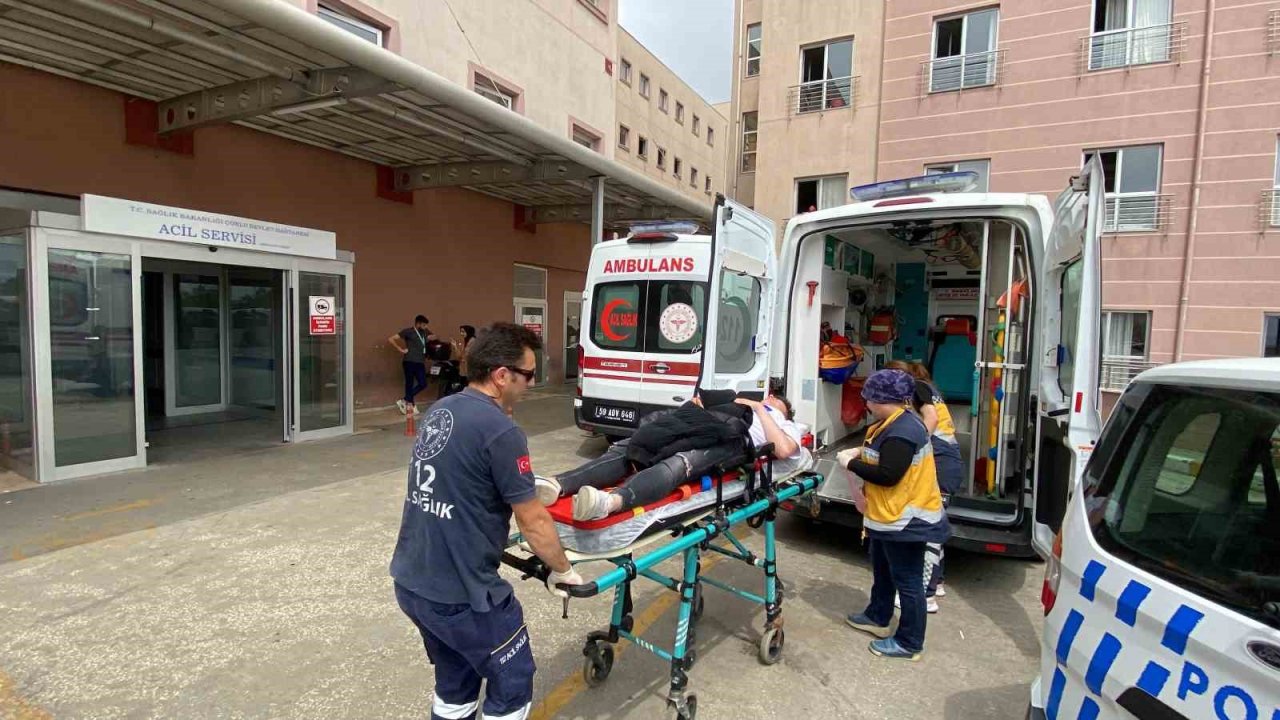 Geri manevra yapan otomobil öğrencilere çarptı: 2 yaralı