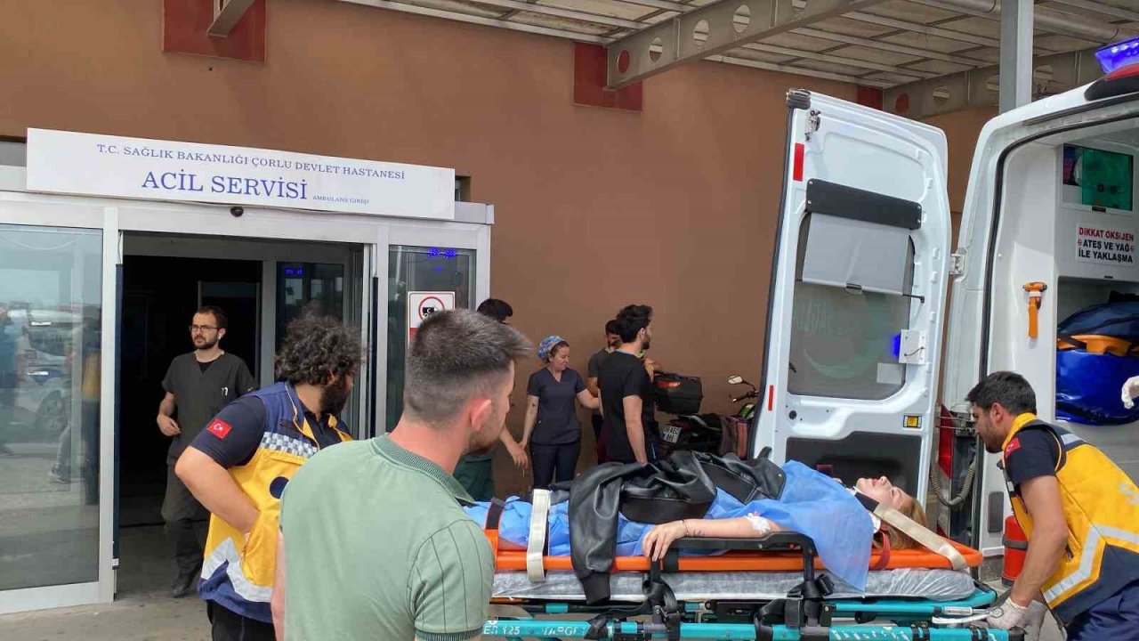 Geri manevra yapan otomobil öğrencilere çarptı: 2 yaralı