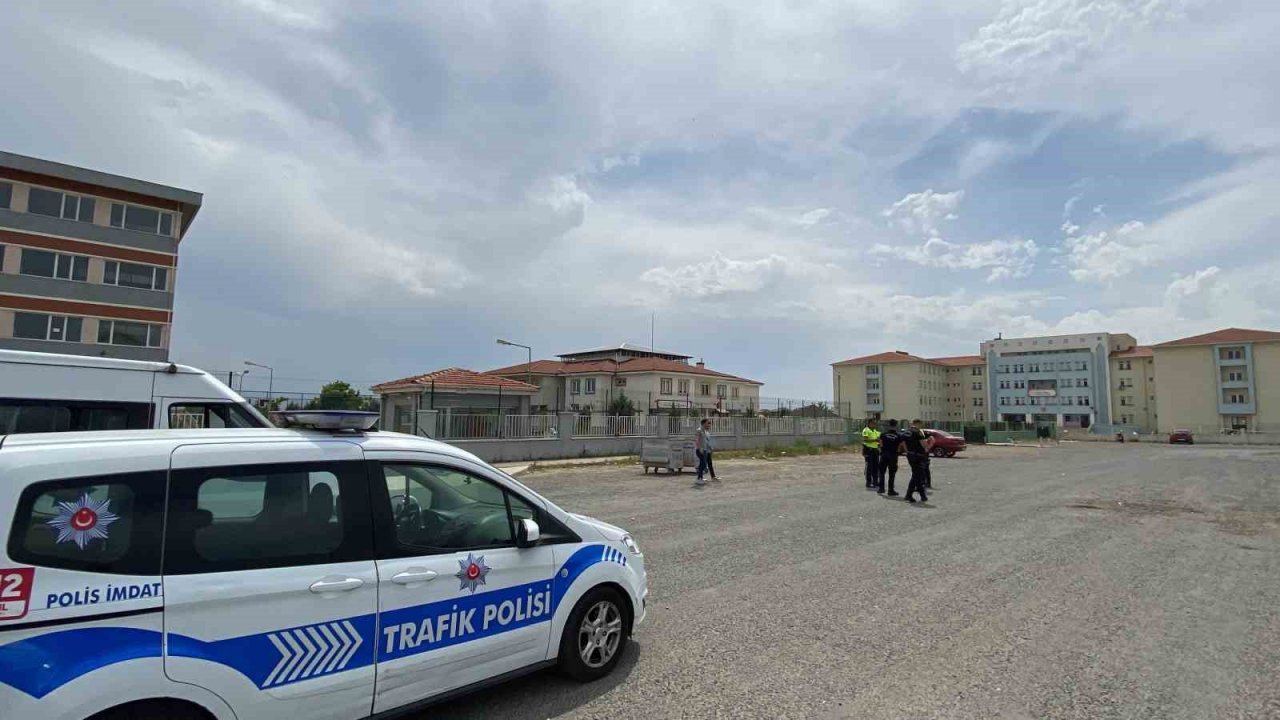 Geri manevra yapan otomobil öğrencilere çarptı: 2 yaralı