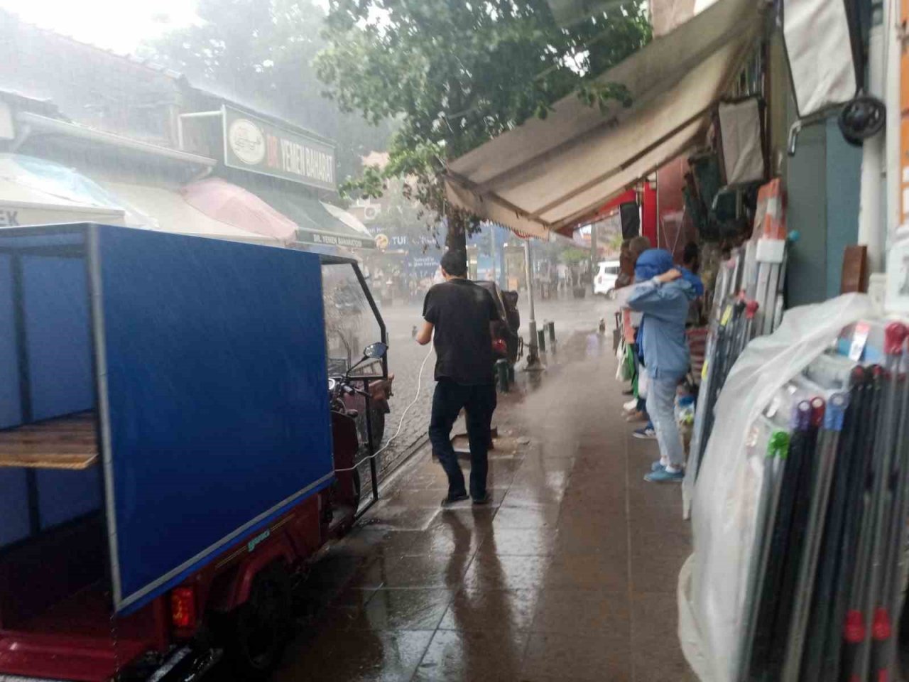 Eskişehir’de aniden bastıran kuvvetli sağanak yağış kentteki yaşamı olumsuz etkiledi