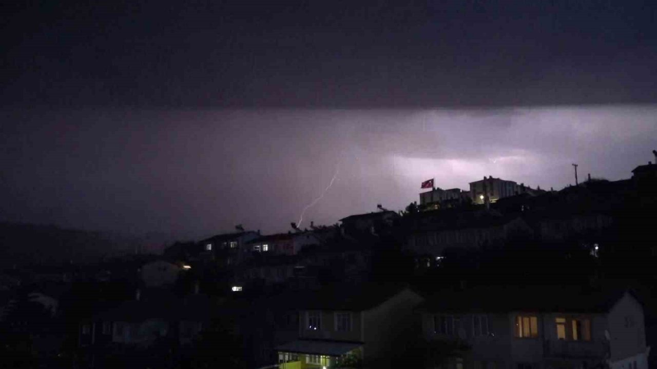 Tokat’ta geceyi şimşekler aydınlattı