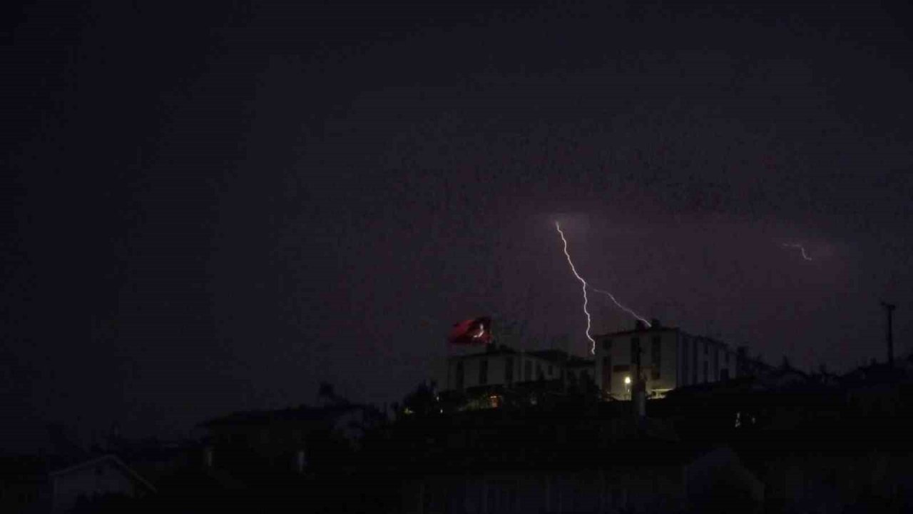 Tokat’ta geceyi şimşekler aydınlattı
