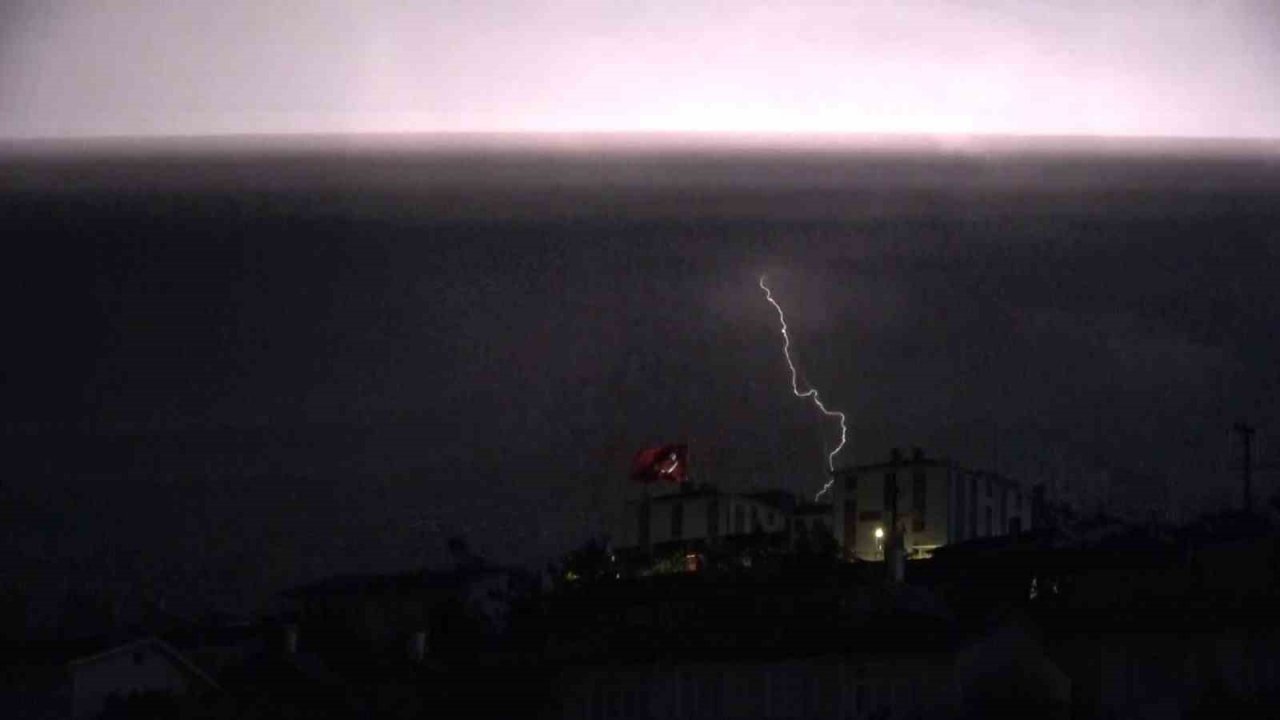 Tokat’ta geceyi şimşekler aydınlattı