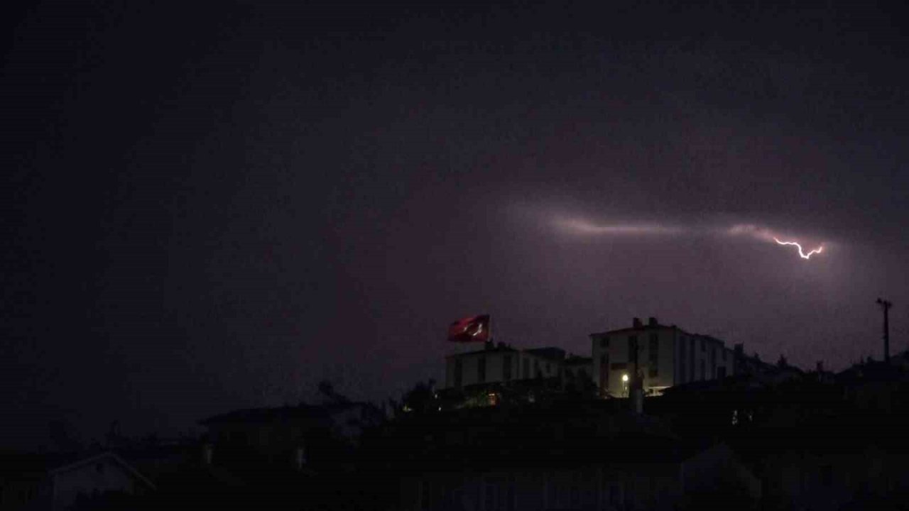 Tokat’ta geceyi şimşekler aydınlattı