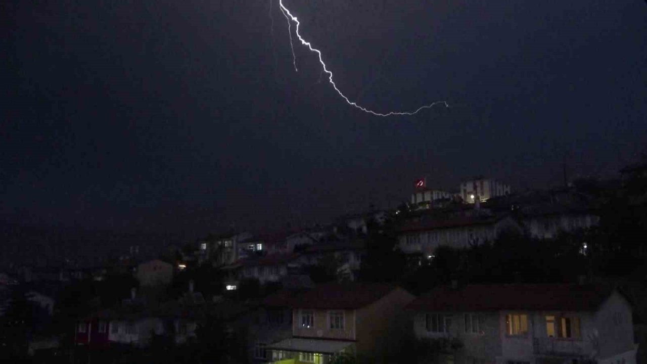 Tokat’ta geceyi şimşekler aydınlattı
