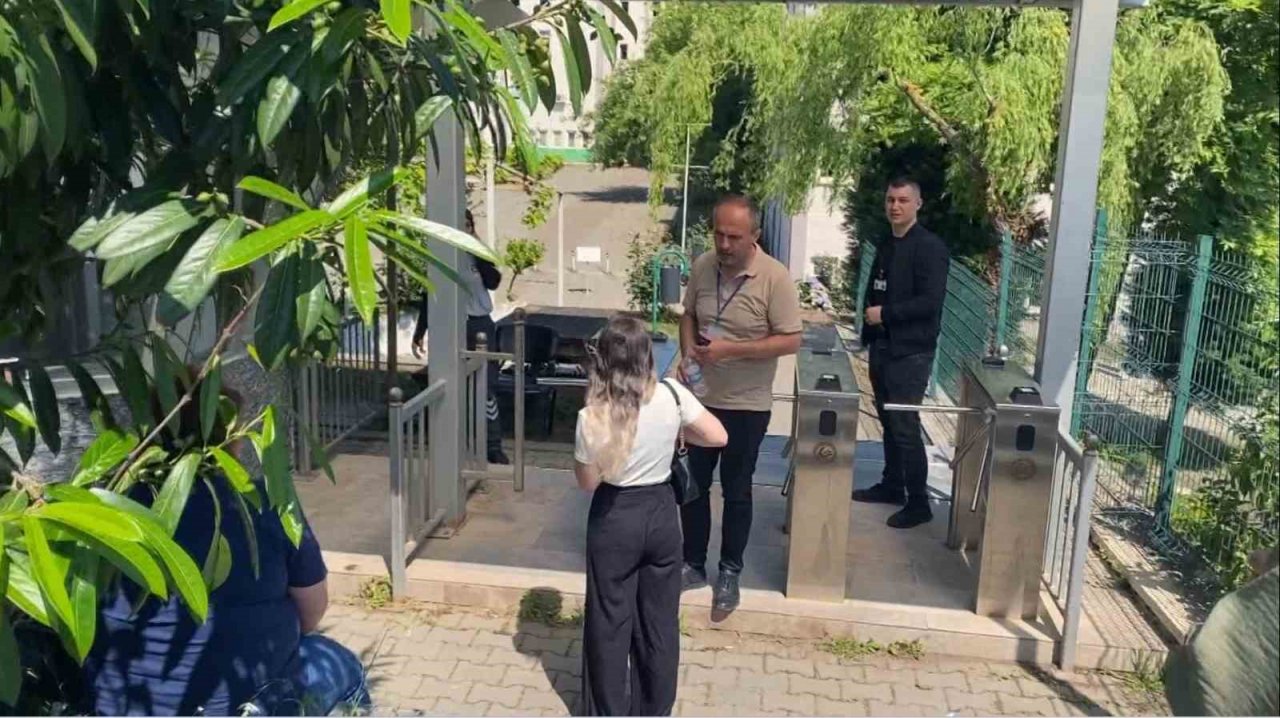 Yine bildik görüntüler yine sınava yetişemeyip dışarıda kaldılar