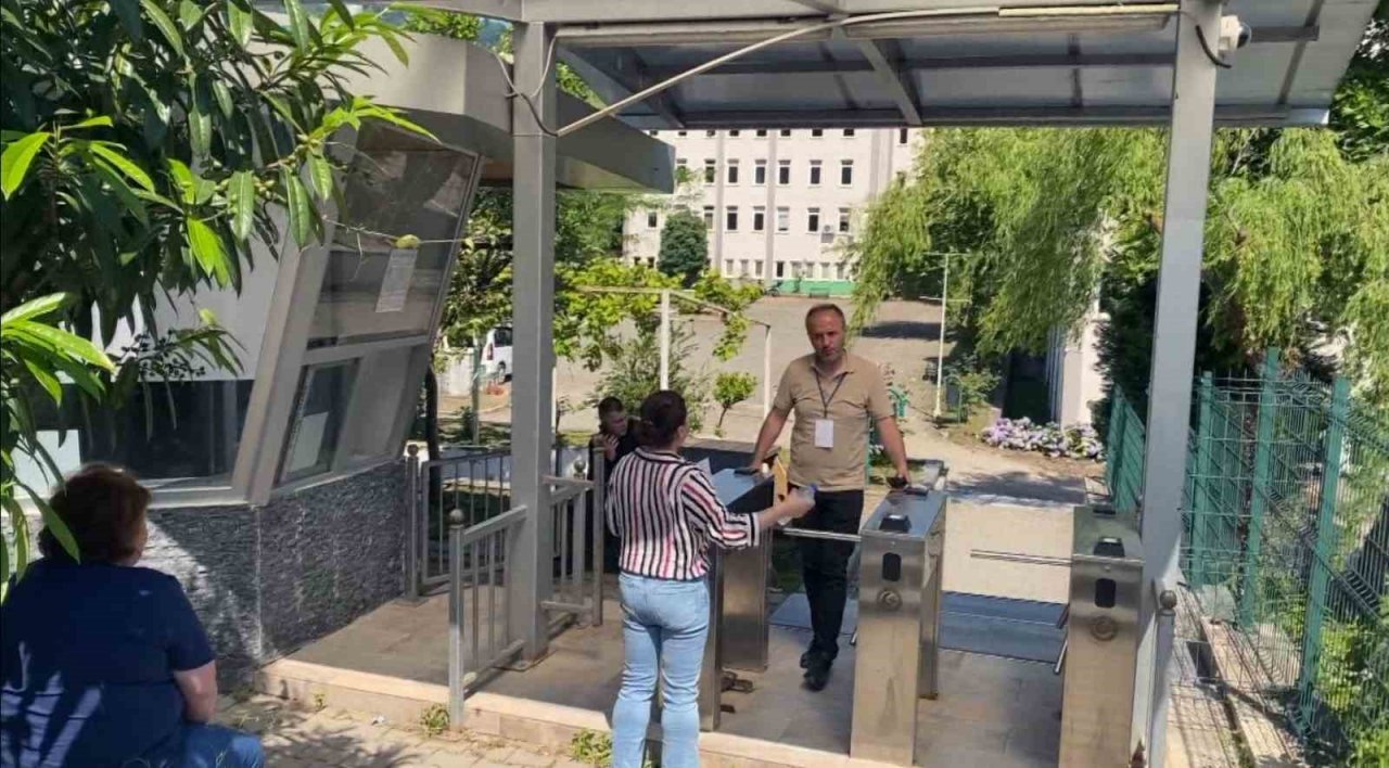 Yine bildik görüntüler yine sınava yetişemeyip dışarıda kaldılar