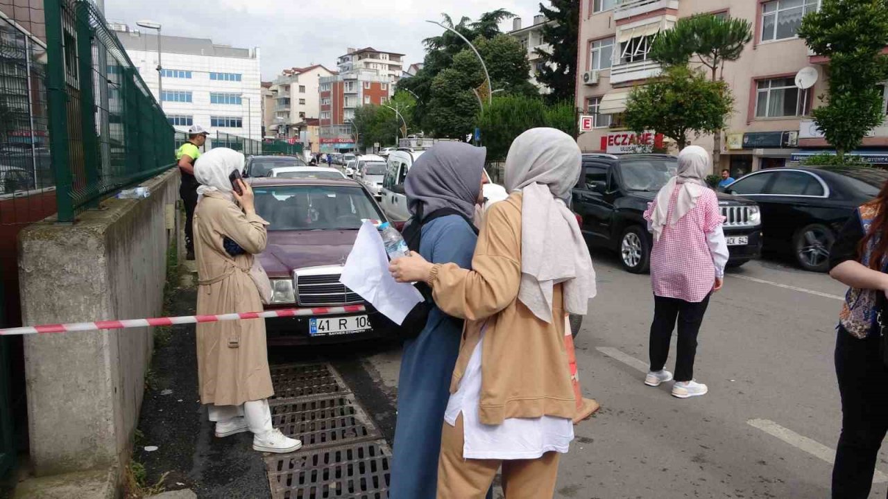 Okulun dışına çıktı, tekrar girmek isteyince 1 dakika geçtiği için sınava alınmadı
