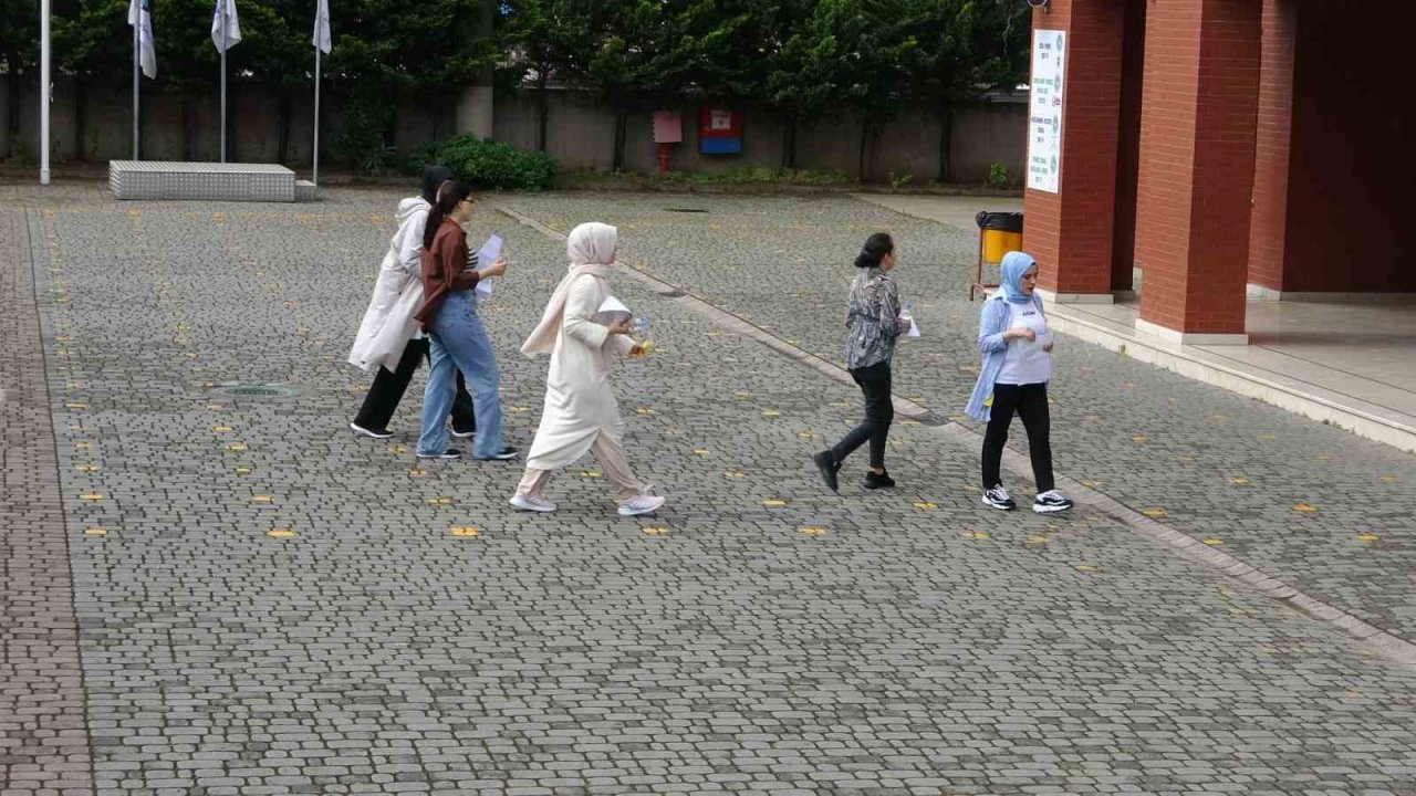 Okulun dışına çıktı, tekrar girmek isteyince 1 dakika geçtiği için sınava alınmadı