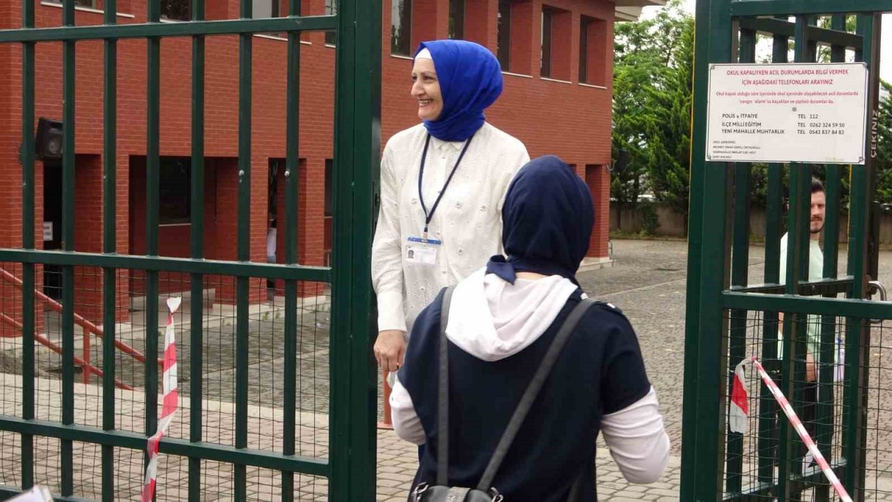 Okulun dışına çıktı, tekrar girmek isteyince 1 dakika geçtiği için sınava alınmadı