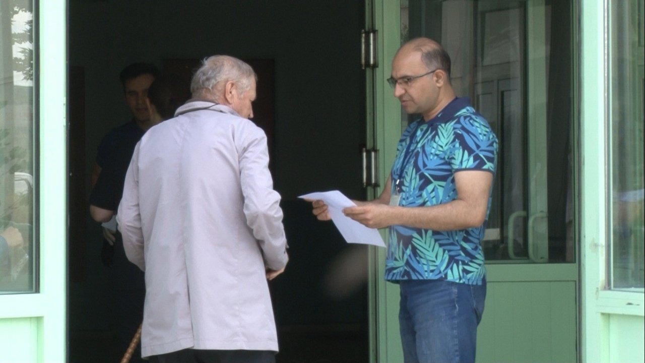 Elinde bastonuyla üniversite sınavına girdi