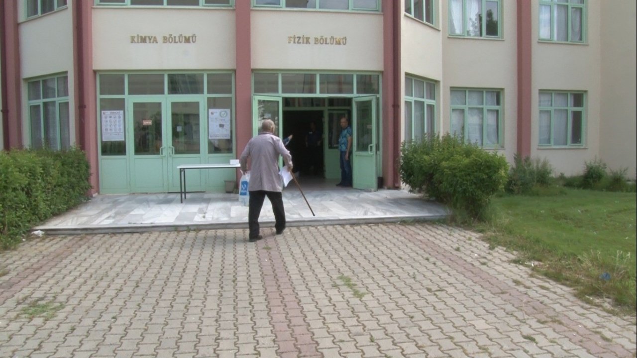 Elinde bastonuyla üniversite sınavına girdi