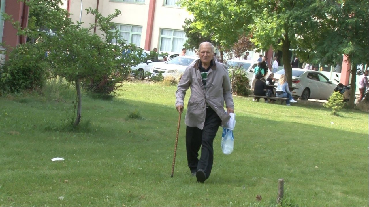 Elinde bastonuyla üniversite sınavına girdi