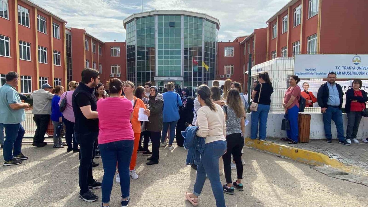 Adaylar sınavda veliler dışarıda ter döktü