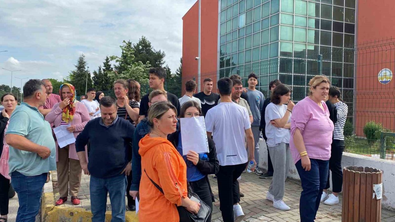 Adaylar sınavda veliler dışarıda ter döktü