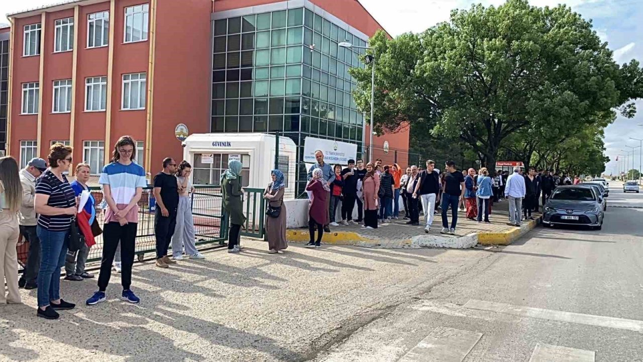 Adaylar sınavda veliler dışarıda ter döktü