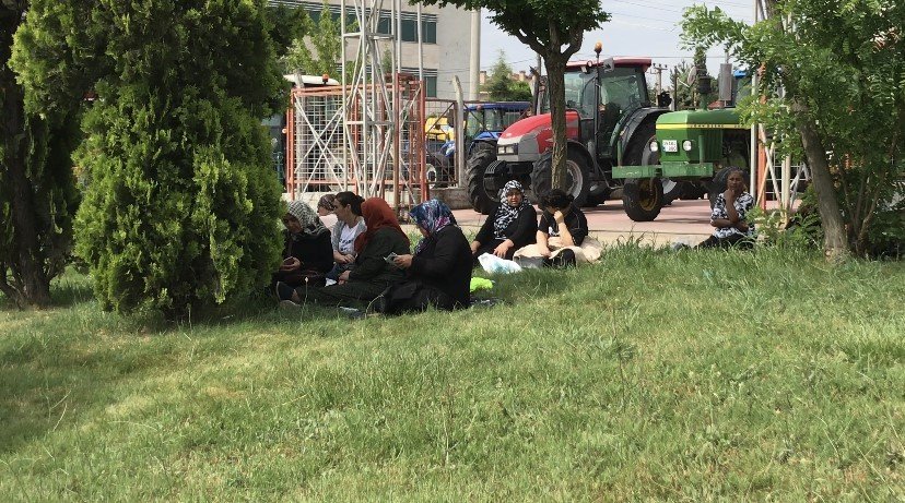 Adaylar sınavda veliler dışarıda ter döktü