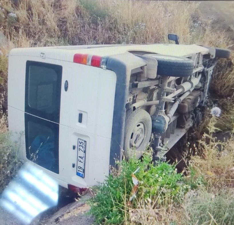 Gölbaşı ilçesinde minibüs takla attı: 1 yaralı