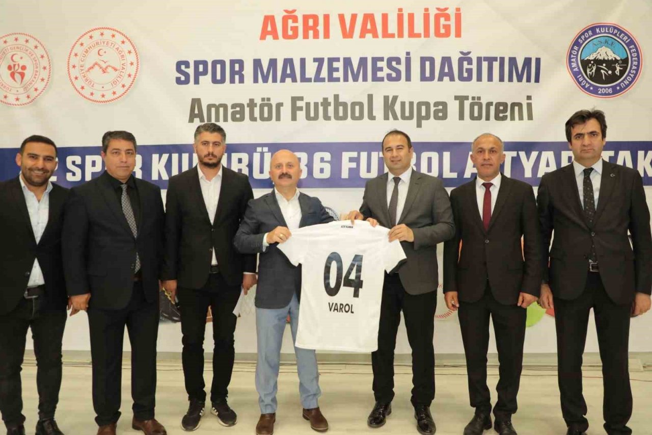 Ağrı’da amatör spor kulüplerine spor malzemesi dağıtıldı