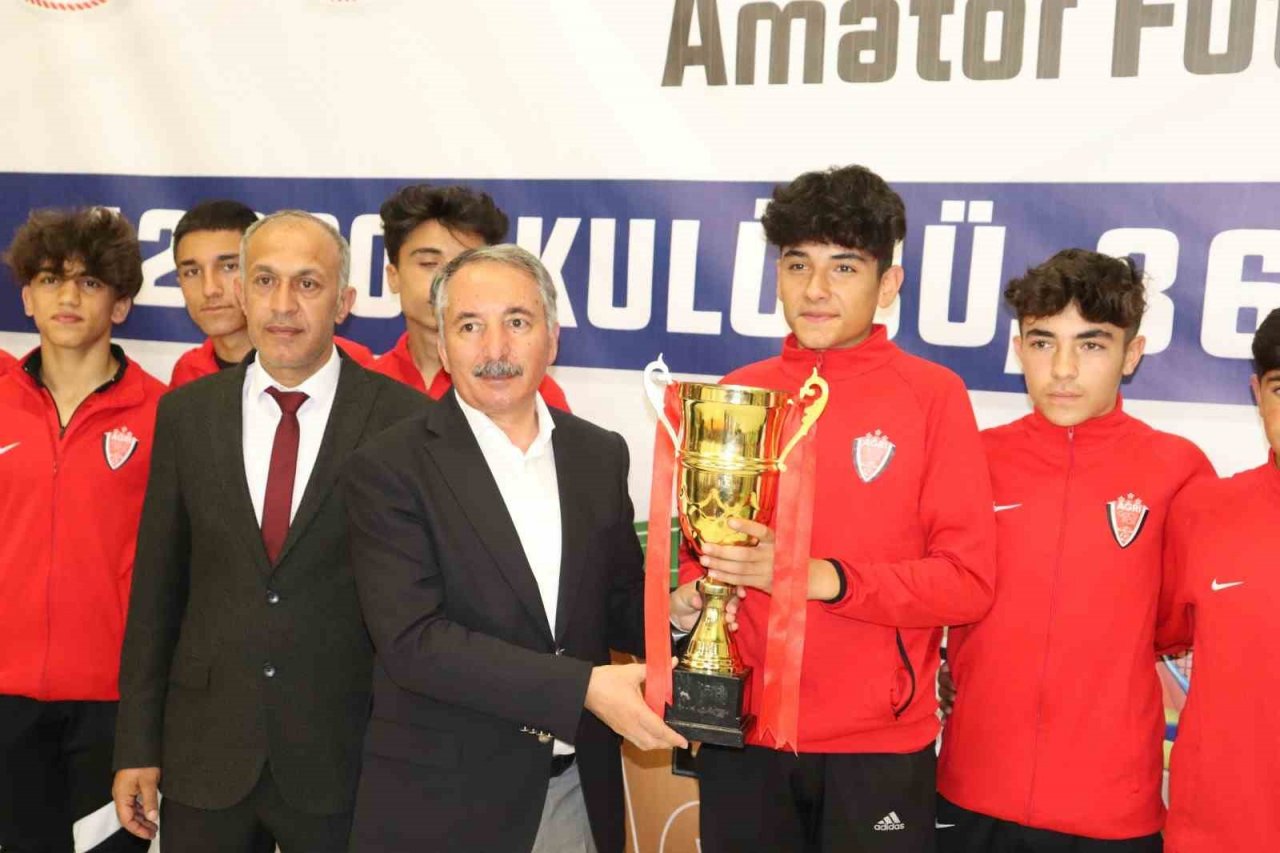 Ağrı’da amatör spor kulüplerine spor malzemesi dağıtıldı