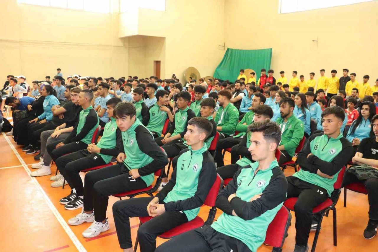 Ağrı’da amatör spor kulüplerine spor malzemesi dağıtıldı