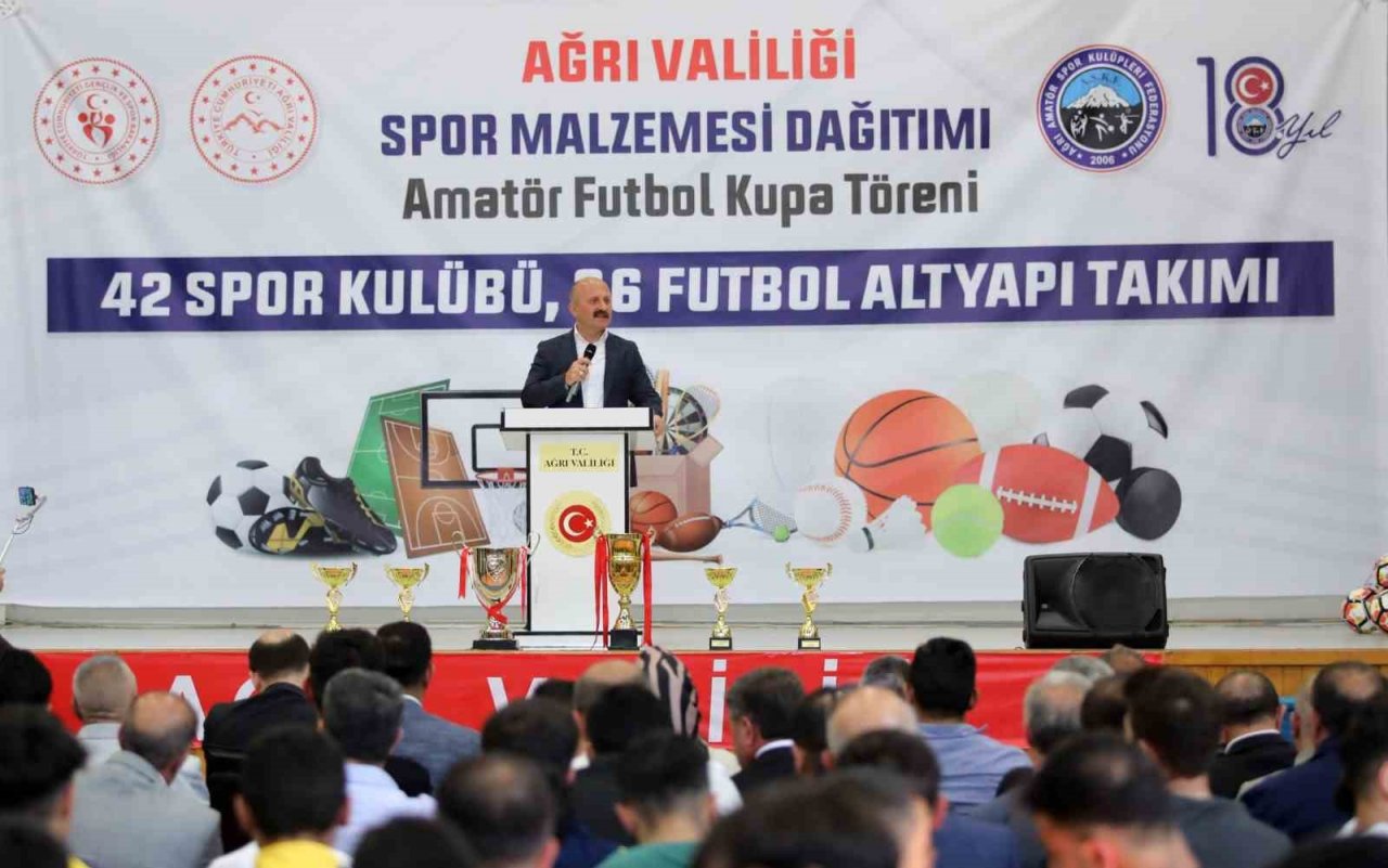 Ağrı’da amatör spor kulüplerine spor malzemesi dağıtıldı