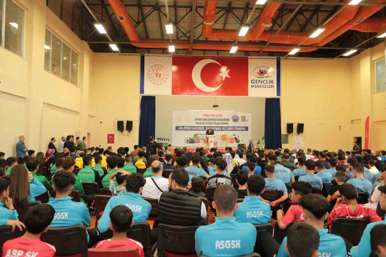 Ağrı’da amatör spor kulüplerine spor malzemesi dağıtıldı