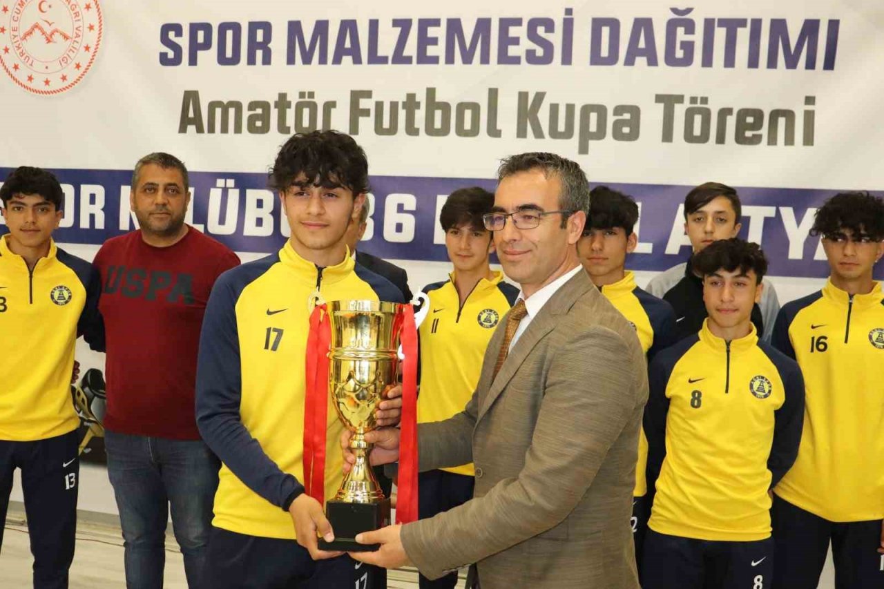 Ağrı’da amatör spor kulüplerine spor malzemesi dağıtıldı