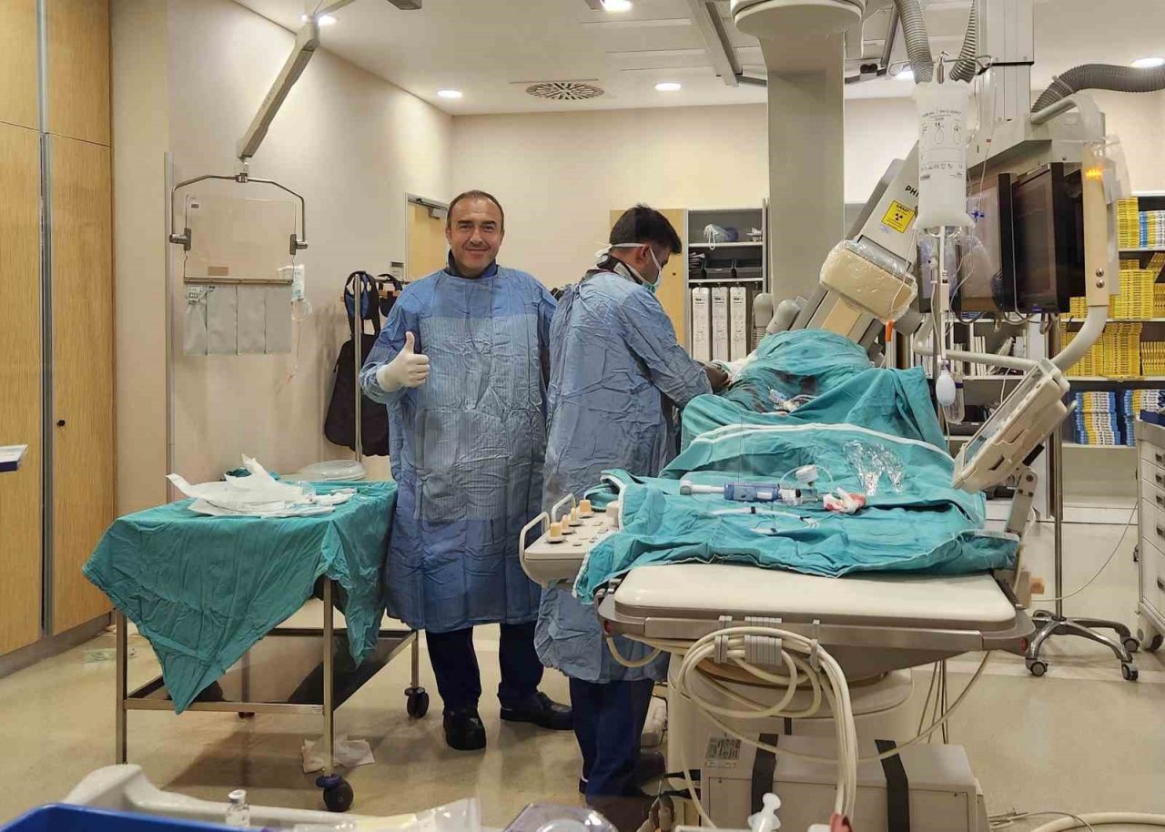 Üşüttüğünü düşünürken kalp krizi geçirdiğini öğrendi, ameliyatsız yöntemlerle 3 damarı açıldı