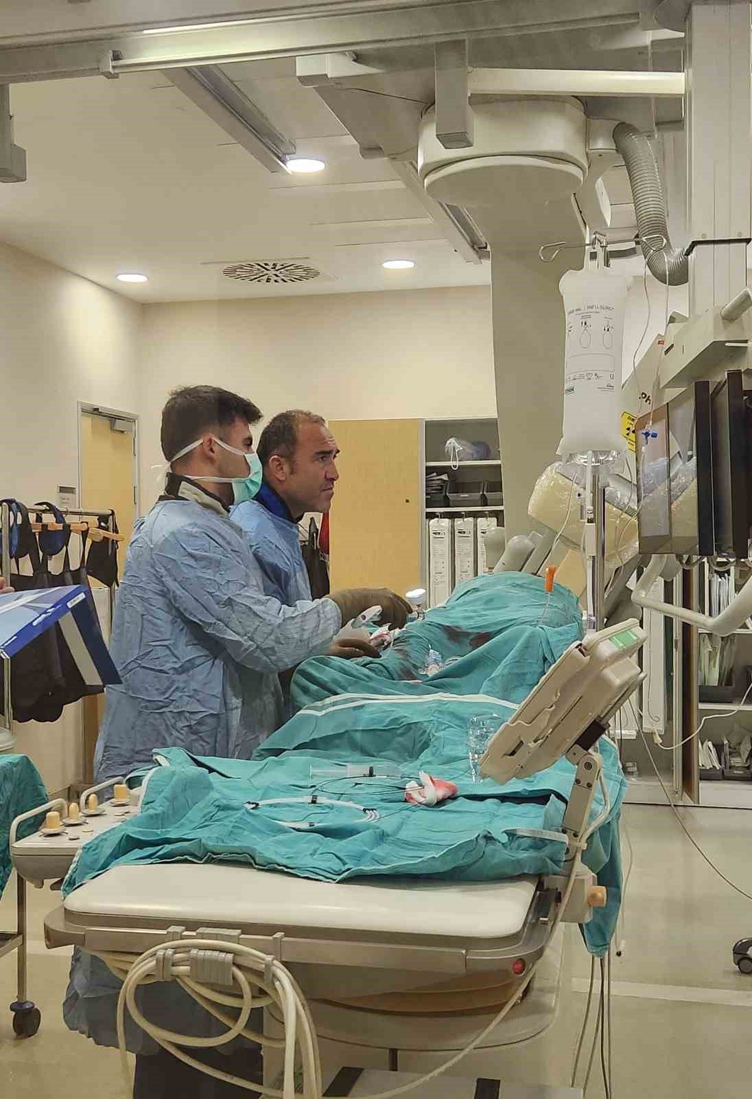 Üşüttüğünü düşünürken kalp krizi geçirdiğini öğrendi, ameliyatsız yöntemlerle 3 damarı açıldı