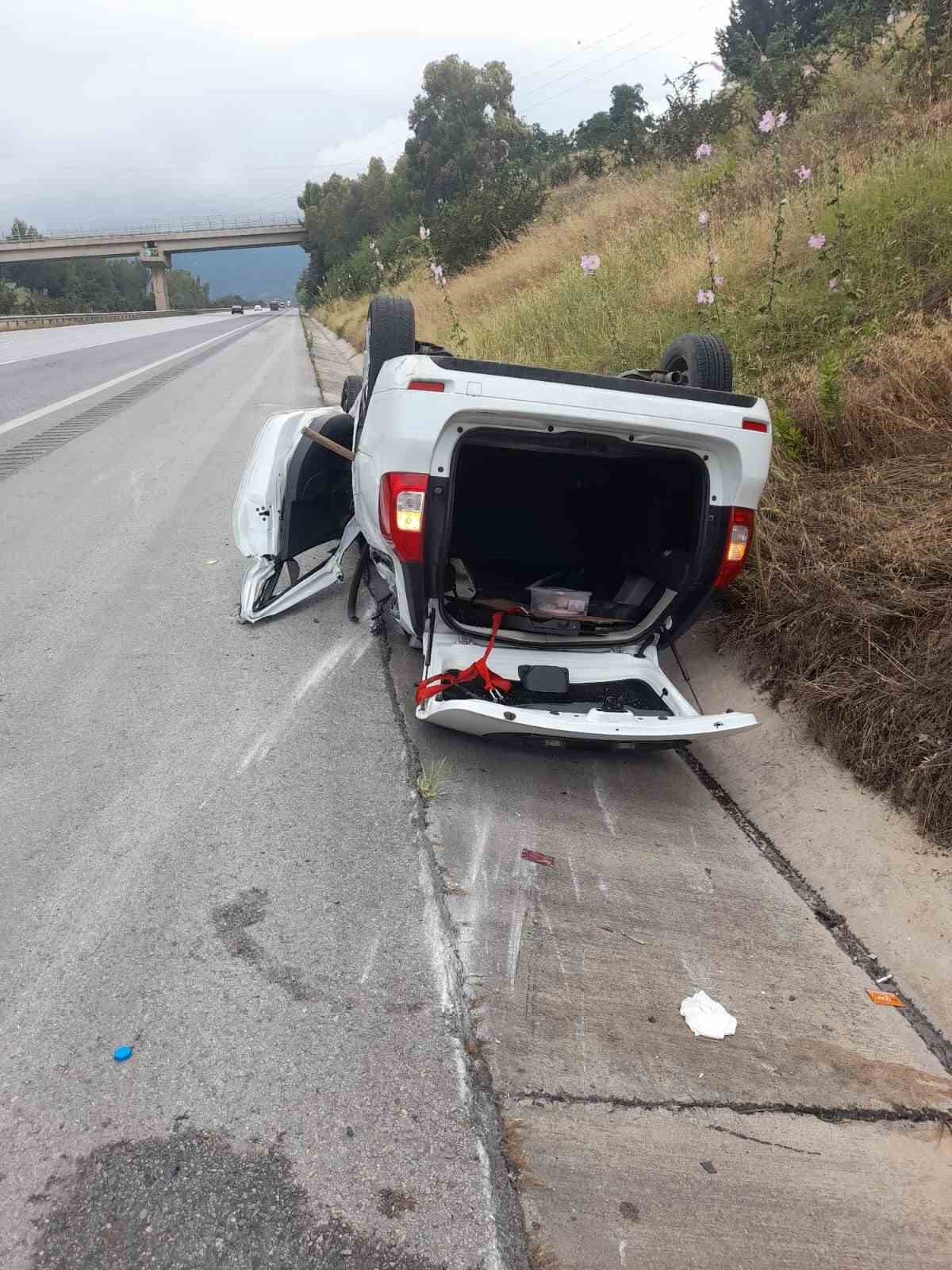 Otobanda kontrolden çıkan otomobil ters döndü