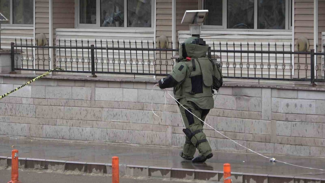 Kırıkkale’de ’bomba’ paniği: Emniyetin yanına bırakılan şüpheli çanta fünye ile patlatıldı