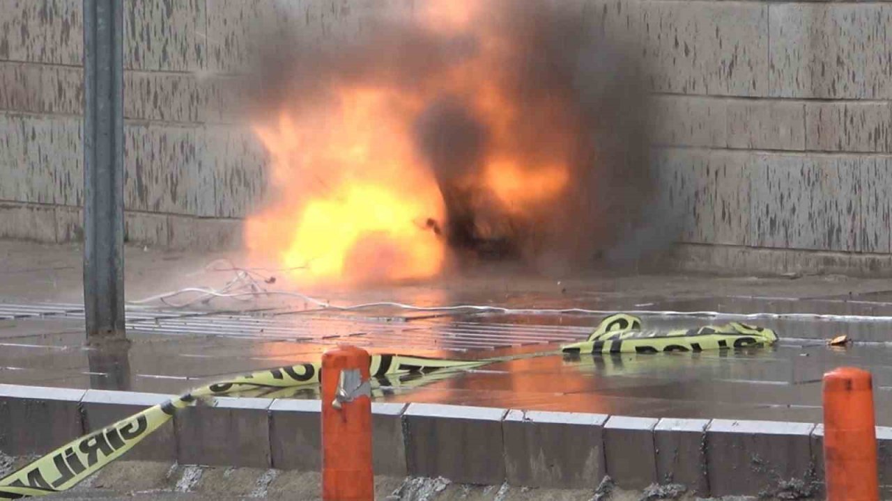 Kırıkkale’de ’bomba’ paniği: Emniyetin yanına bırakılan şüpheli çanta fünye ile patlatıldı