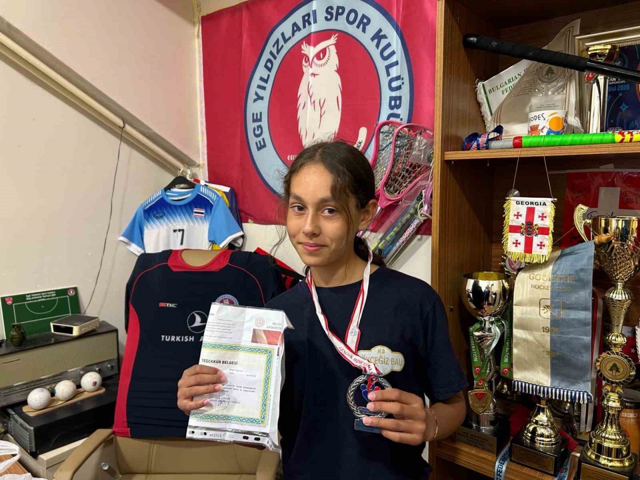 Ege Yıldızları Hokey Kulübü, karne alan sporcularını ödüllendirdi.