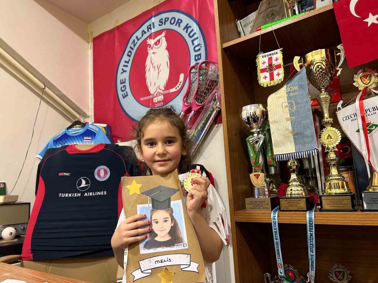 Ege Yıldızları Hokey Kulübü, karne alan sporcularını ödüllendirdi.