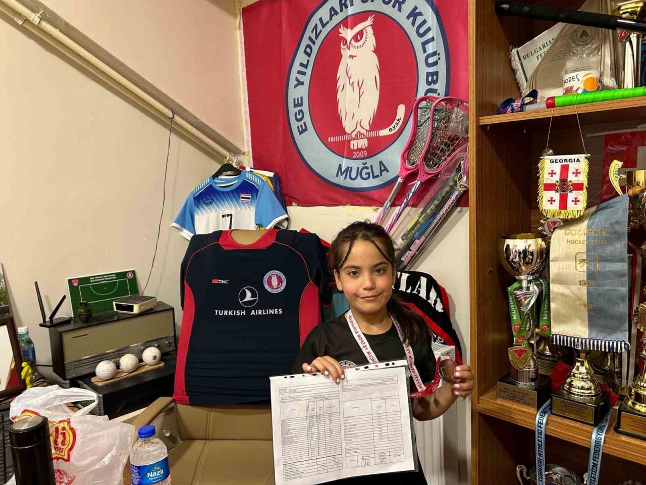 Ege Yıldızları Hokey Kulübü, karne alan sporcularını ödüllendirdi.