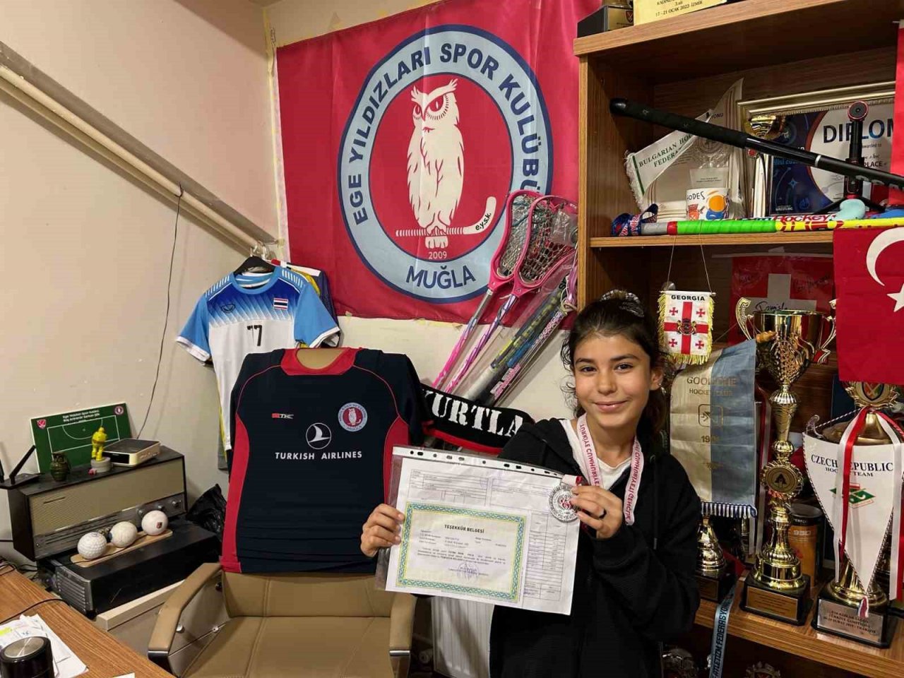 Ege Yıldızları Hokey Kulübü, karne alan sporcularını ödüllendirdi.