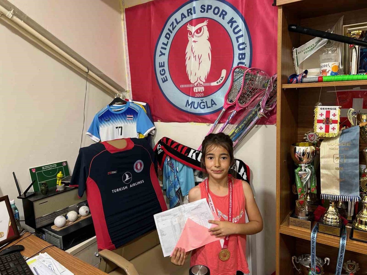 Ege Yıldızları Hokey Kulübü, karne alan sporcularını ödüllendirdi.