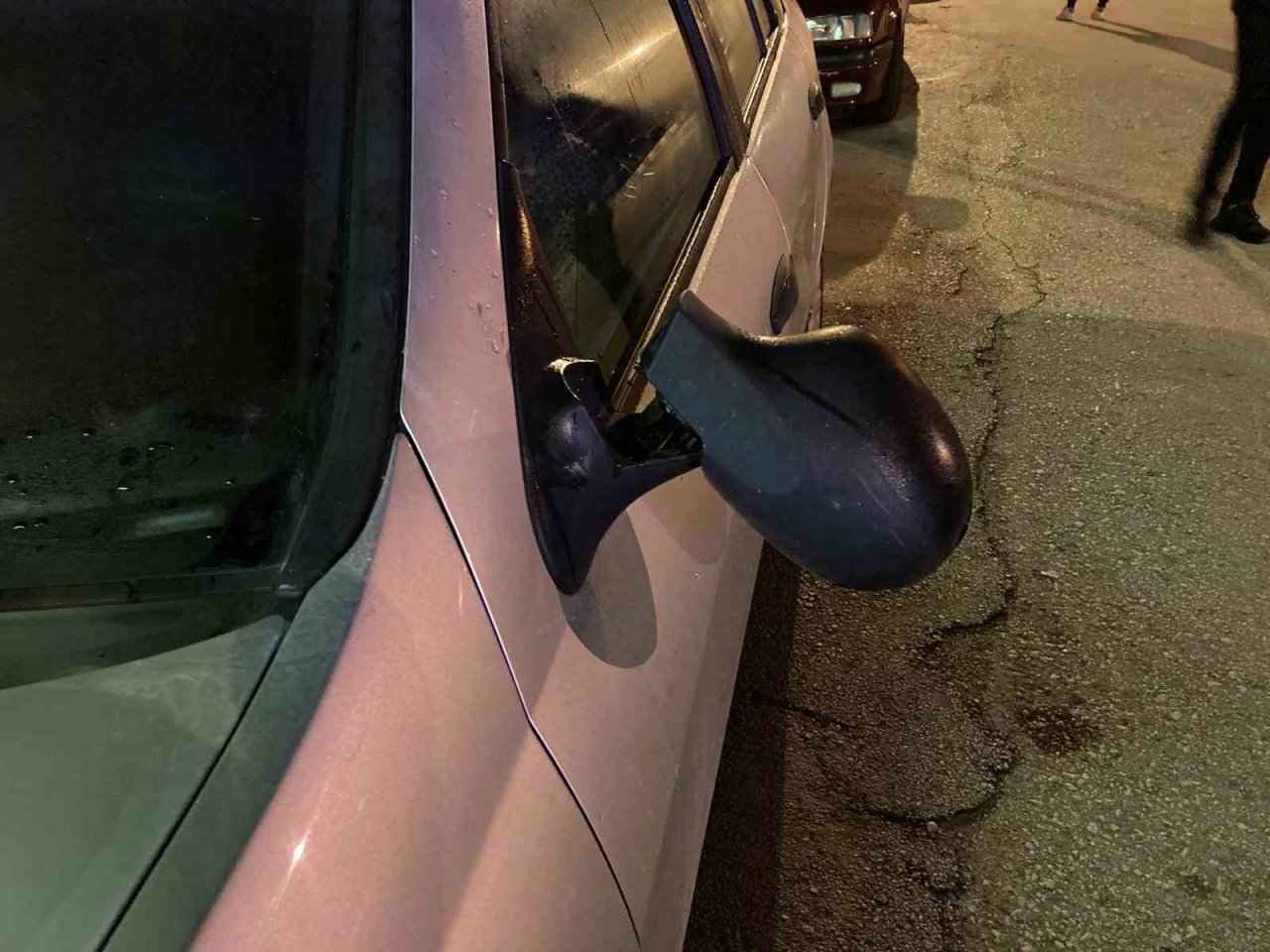 Burdur’da bir şahıs park halindeki 6 otomobilin aynasını kırıp kaçtı