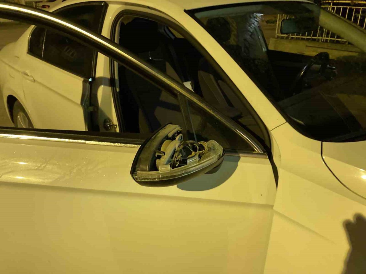 Burdur’da bir şahıs park halindeki 6 otomobilin aynasını kırıp kaçtı