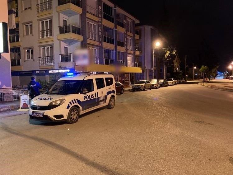 Burdur’da bir şahıs park halindeki 6 otomobilin aynasını kırıp kaçtı