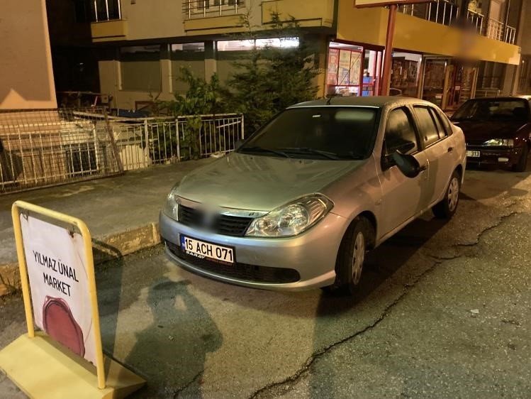 Burdur’da bir şahıs park halindeki 6 otomobilin aynasını kırıp kaçtı