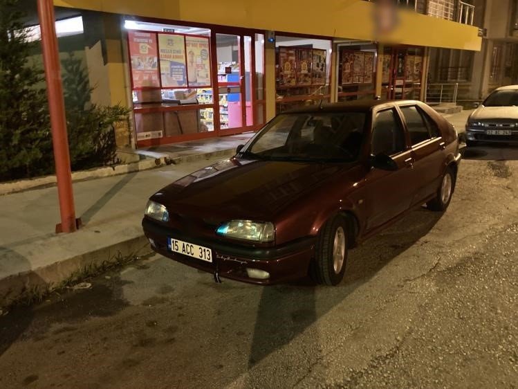 Burdur’da bir şahıs park halindeki 6 otomobilin aynasını kırıp kaçtı
