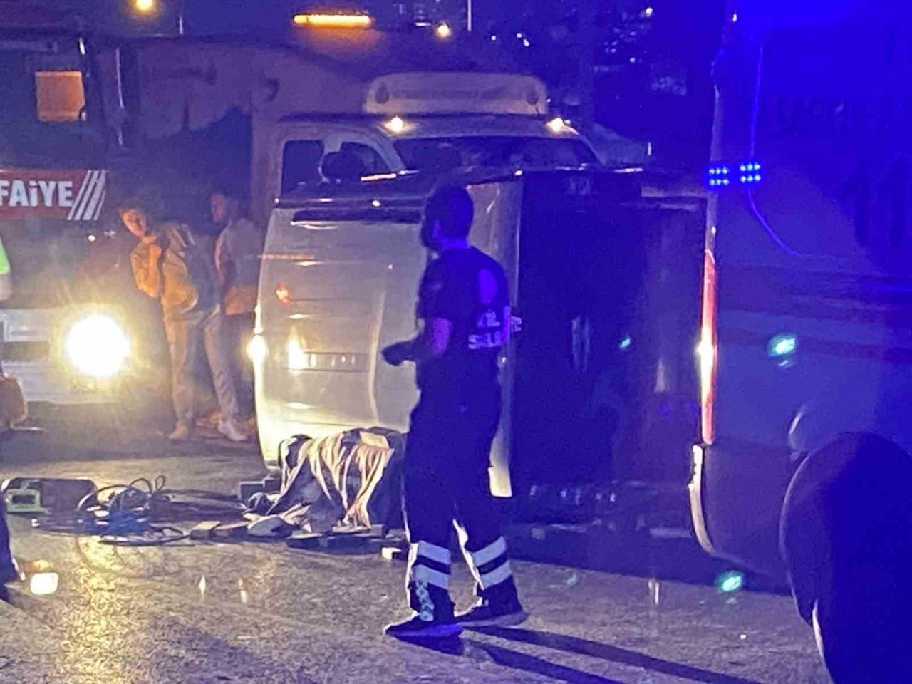 Sultangazi’de bariyerlere çarpan araç yan yattı: 1 ölü