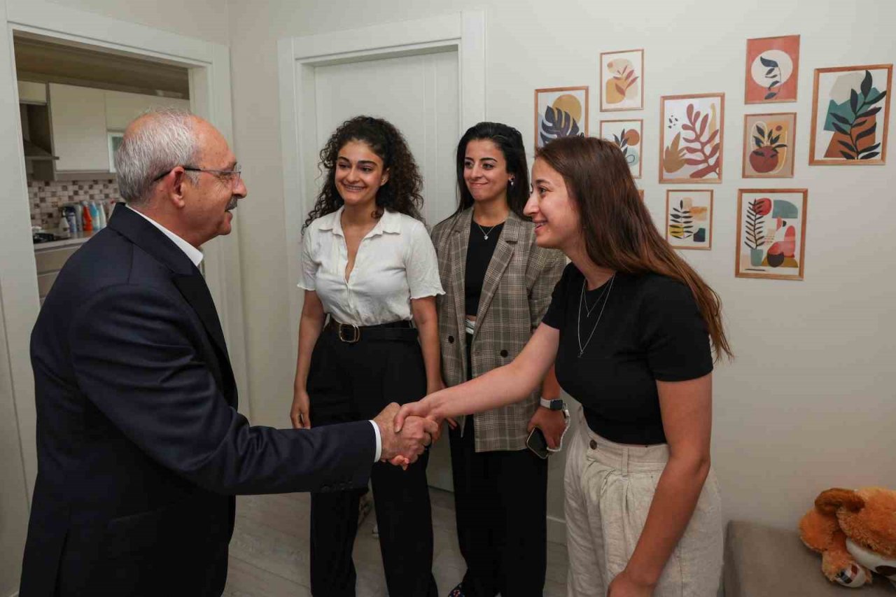 CHP Lideri Kılıçdaroğlu, Babalar Günü dolayısıyla deprem bölgesini ziyaret etti