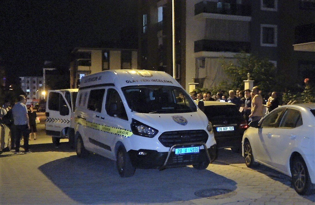 8 aylık bebeğini banyoda yıkarken kalbine yenik düştü