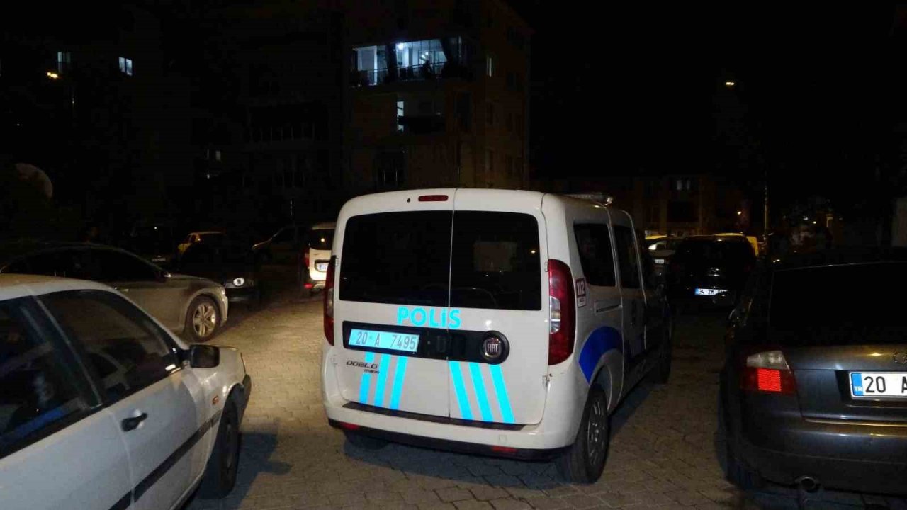 8 aylık bebeğini banyoda yıkarken kalbine yenik düştü